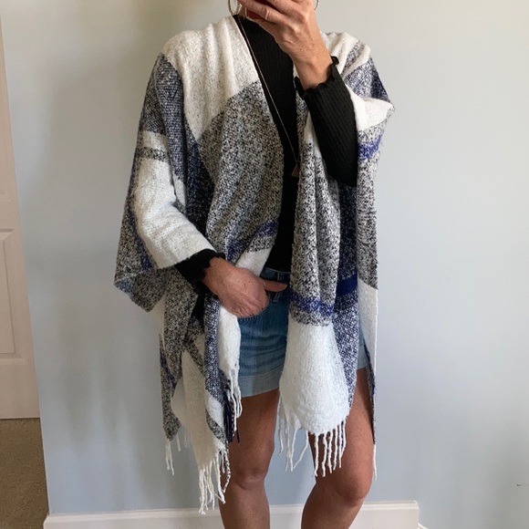 Gorgeous Fringed Shawl/Cape - Picture 3 of 7